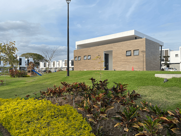 Casa entera nueva con excelente ubicación