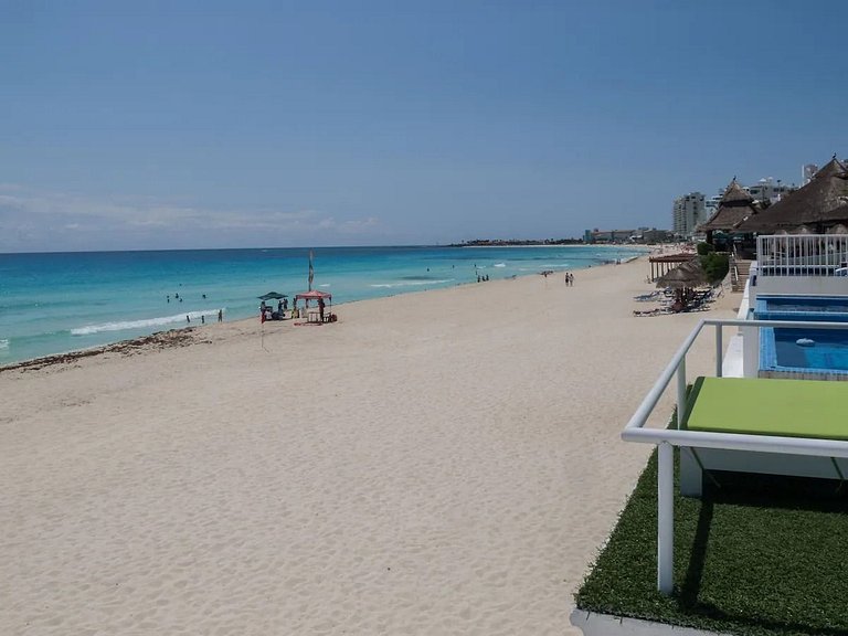 Plage et piscine privées de la zone hôtelière