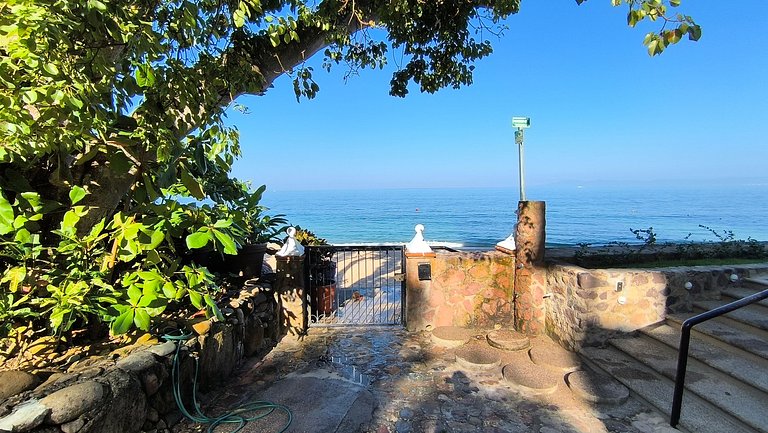 Studio en bord de plage et belle vue mer