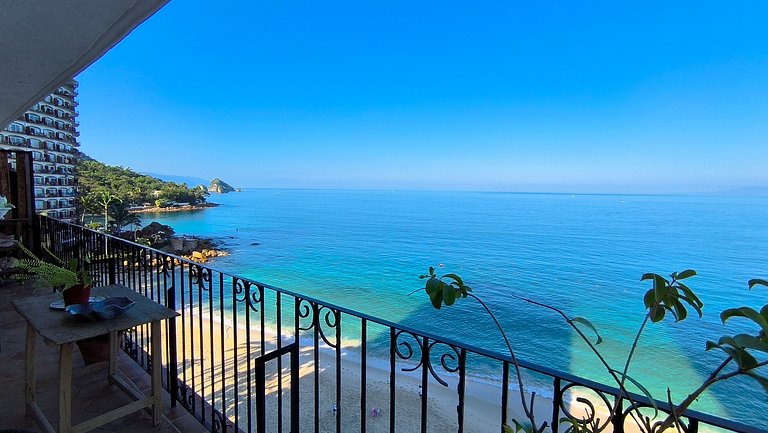 Studio on the beach and beautiful sea view