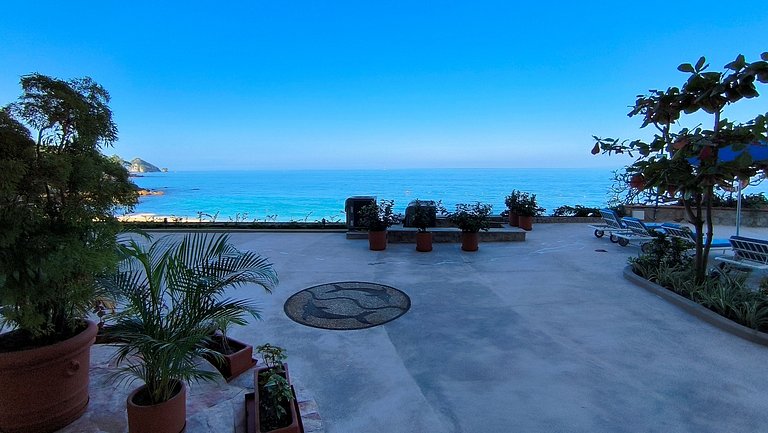 Studio on the beach and beautiful sea view